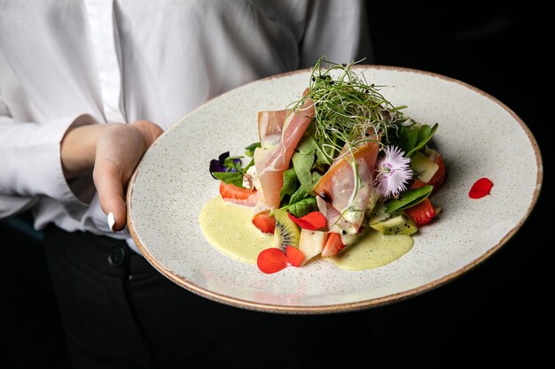 Salade met aardbeien, parmezaan en prosciutto