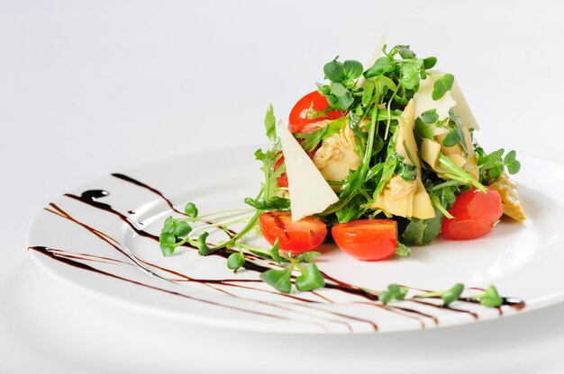 Salade met artisjok op de witte plaat