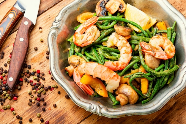 Salade met Atlantische garnalen en aspergebonen. Stoofpot met zeevruchten en groenten.