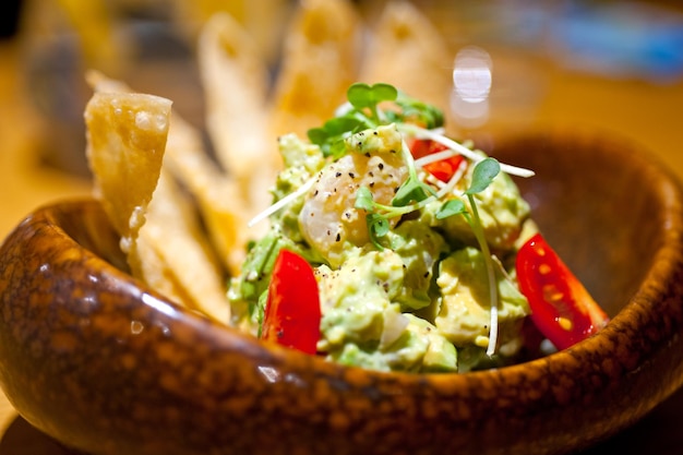 Salade met avocado en garnalen