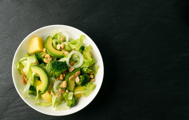 Salade met avocado en pinda's met kopie ruimte