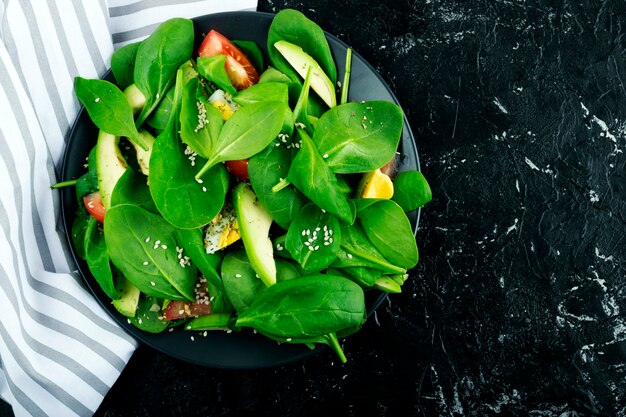 Salade met avocado en tomaten spinazie bladeren. Goede voeding, gezonde vraag naar leven.