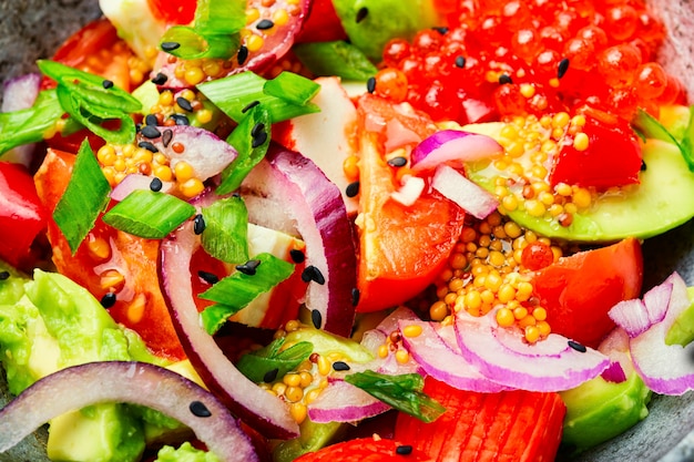 Salade met avocado en zeevruchten