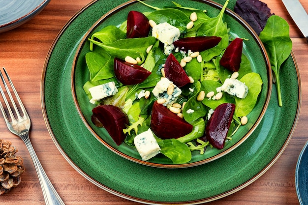 Salade met beetblauwe kaas en dennennoten