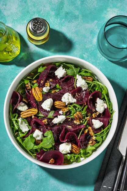 Salade met bietjes rucola en boerenschapenkaas met noten en balsamicosaus zomers recept