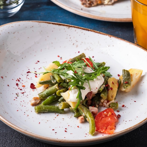 Salade met bonen aardappelen gebakken spek en tomaten