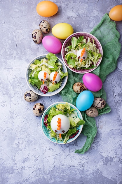 Salade met eieren in de vorm van kippen. Feestelijk eten.