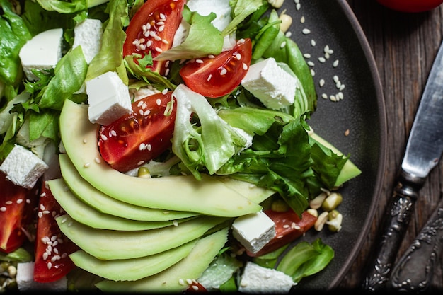 Salade met fetakaas, avocado en tomaten in een kom