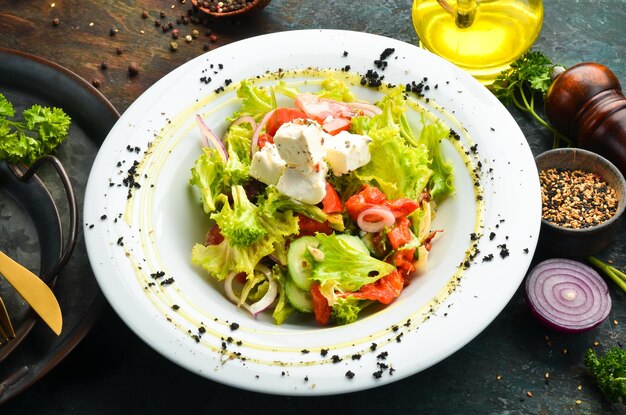 Salade met fetakaas en groenten Bovenaanzicht Rustiek