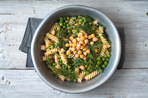 Salade met fusilli kikkererwtengras in een metalen kom