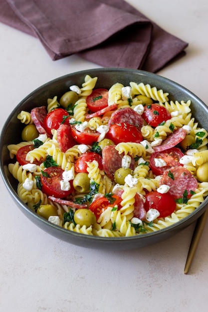 Salade met fusilli pasta worst olijven en kwark Italiaans eten