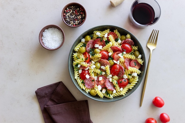 Salade met fusilli pasta worst olijven en kwark Italiaans eten