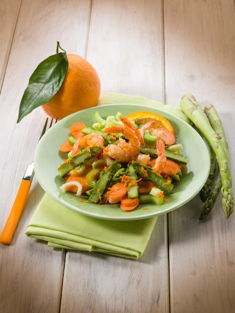 Salade met garnalen asperges wortel en bleekselderij