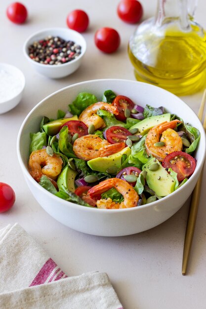 Salade met garnalen avocado tomaten uien en zaden gezond eten dieet