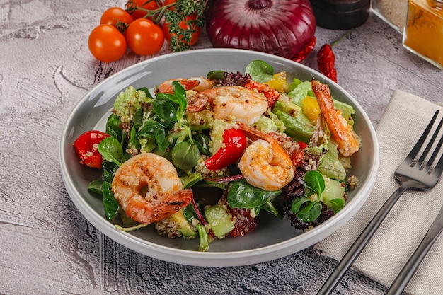 Salade met garnalen en quinoa