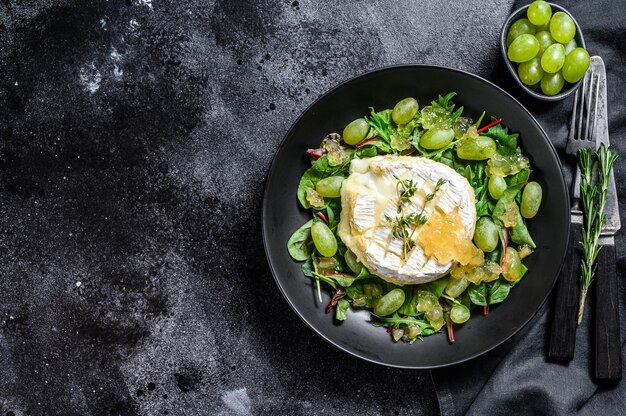 Salade met gebakken Camembert kaas, druiven, snijbiet en rucola