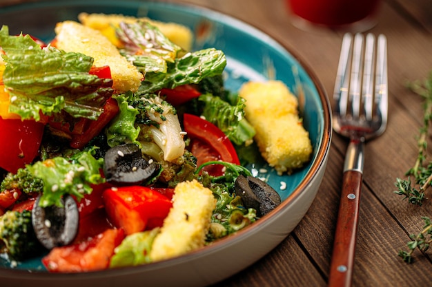 Foto salade met gebakken fetakaas en slablaadjes