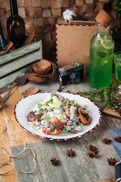 Salade met gebakken kwartel champignons en Groenen