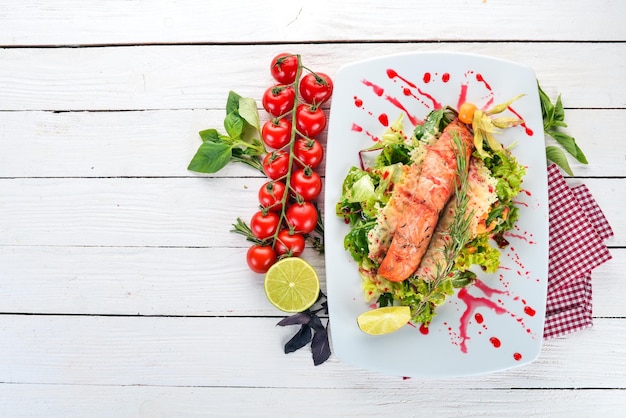 Salade met gebakken zalm en groenten Op een houten ondergrond Bovenaanzicht Copy space