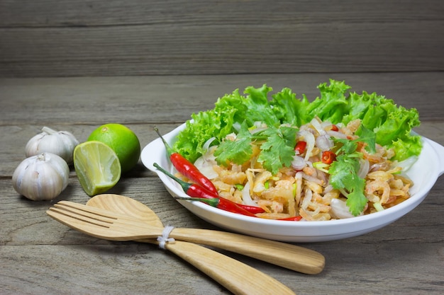 Salade met gedroogde garnalen op tafel.