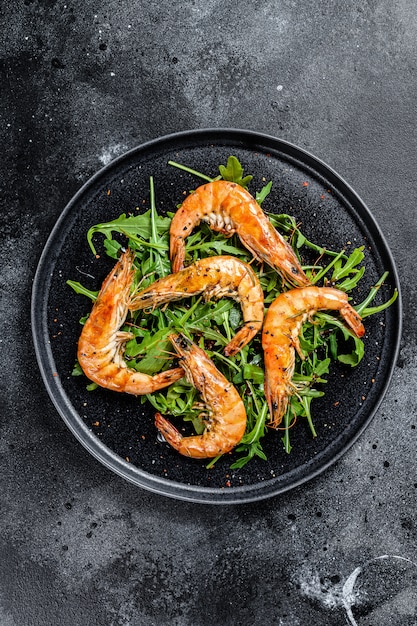 Salade met gegrilde gigantische langoustinegarnalen, garnalen en rucola. Bovenaanzicht