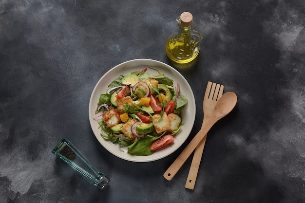 Salade met gegrilde halloumi kaas en groenten