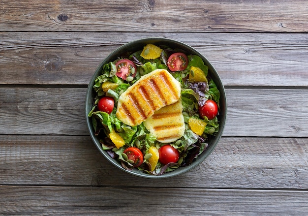 Salade met gegrilde halloumi kaas tomaten sinaasappel en pompoenpitten Gezond eten Vegetarisch eten Keto dieet