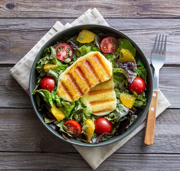 Salade met gegrilde halloumi kaas tomaten sinaasappel en pompoenpitten Gezond eten Vegetarisch eten Keto dieet