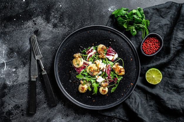 Salade met gegrilde inktvis en rucola