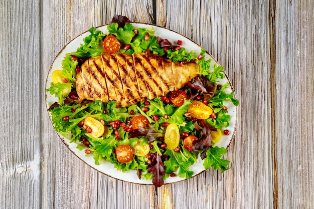 Salade met gegrilde kip en groenten