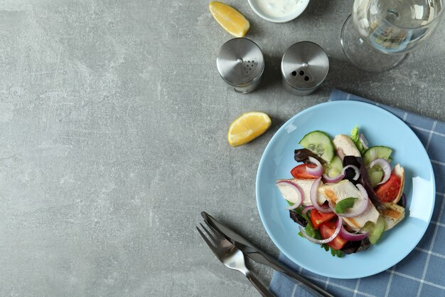 Salade met gegrilde kip op grijze tafel