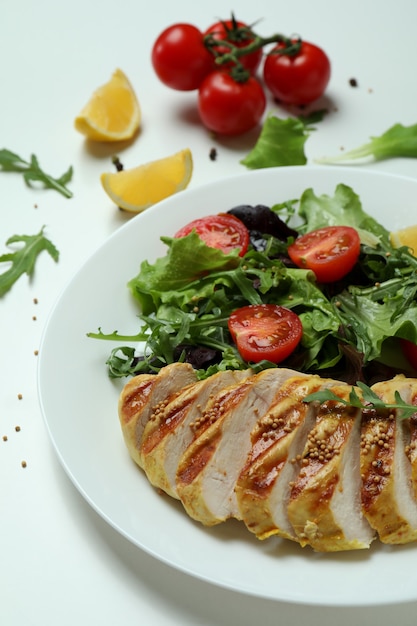 Salade met gegrilde kip op witte achtergrond