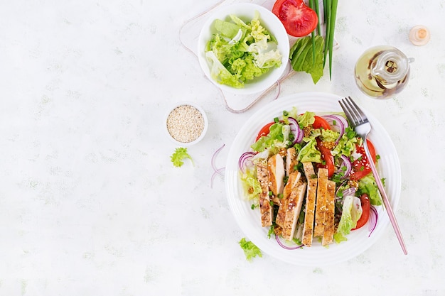 Salade met gegrilde kipfilet Verse groentesalade met kippenvlees Gezonde lunchmenu Dieetvoeding Bovenaanzicht plat leggen