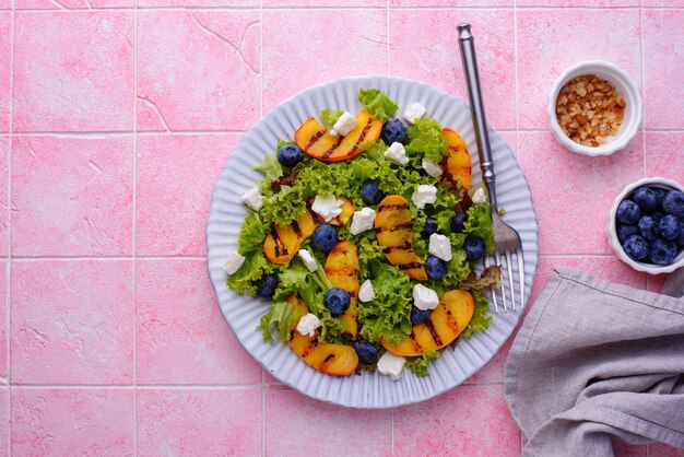 Salade met gegrilde perzik bosbes en feta
