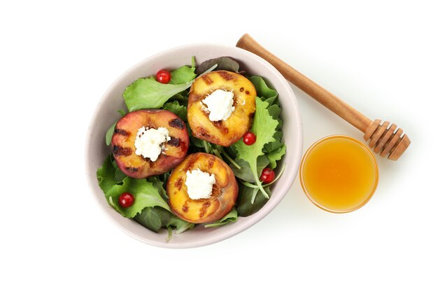 Salade Met Gegrilde Perzik Geïsoleerd Op Een Witte Achtergrond