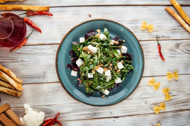 Salade met gekookte bieten, kaas en kruiden