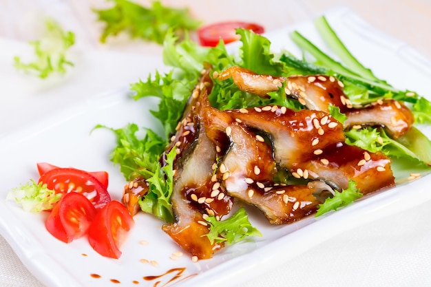 Salade met gerookte paling in de unagi saus