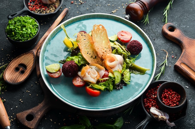 Salade met gezouten viskaas en groenten Bovenaanzicht Rustiek