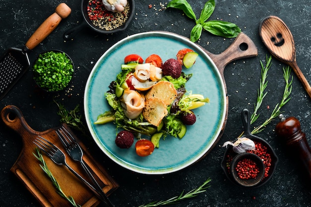 Salade met gezouten viskaas en groenten Bovenaanzicht Rustiek