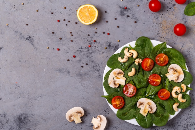 Salade met groenten en cashewnoten