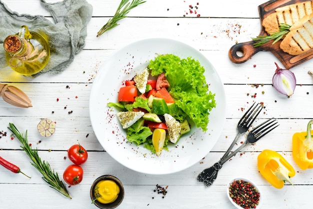 Salade met groenten en fetakaas Groentesalade Bovenaanzicht Gratis kopieerruimte