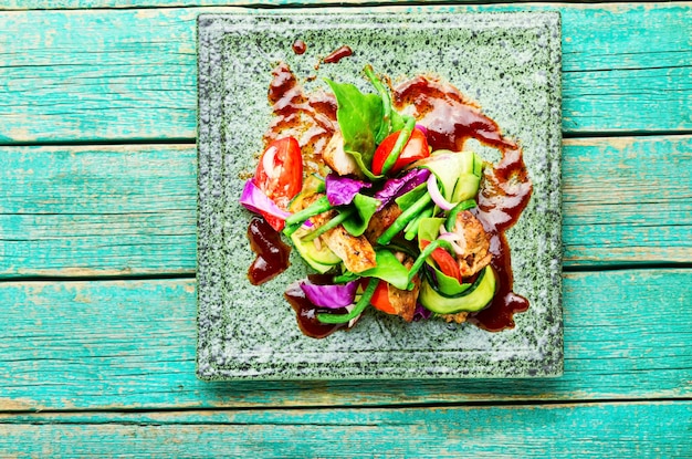Salade met groenten en gegrild vlees.Gezond eten