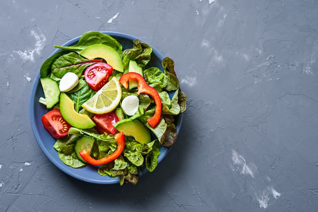 Salade met groenten op een plaat