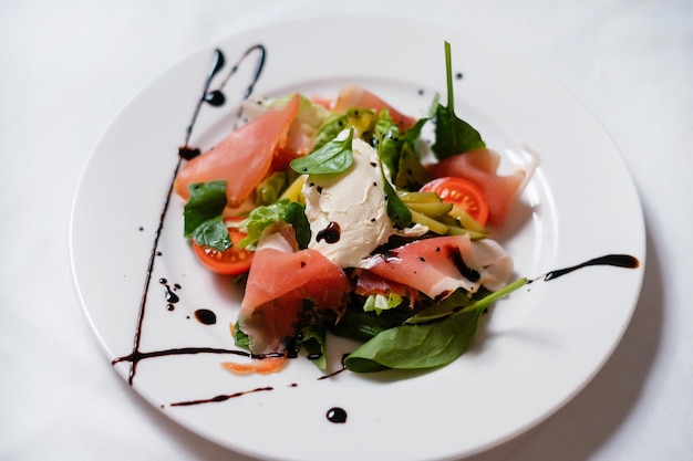 Salade met ham en roomkaas