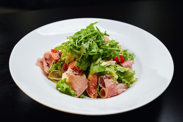 Salade met ham, vijgen en groenten.