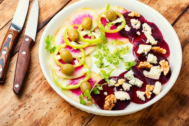 Salade met kaas en verse groenten op rustieke houten achtergrond