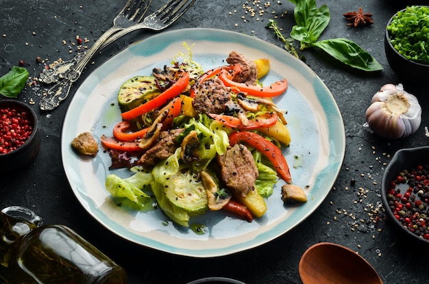 Salade met kalfschampignons en courgette Bovenaanzicht Rustiek