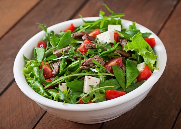 Salade met kalfslapjes, rucola, tomaten en fetakaas