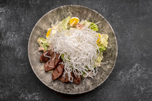 Salade met kalfsprepileieren, parmezaanse kaas, tomaten en funchose chips