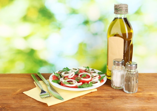 Salade met kappertjes in de plaat op felgroene achtergrond